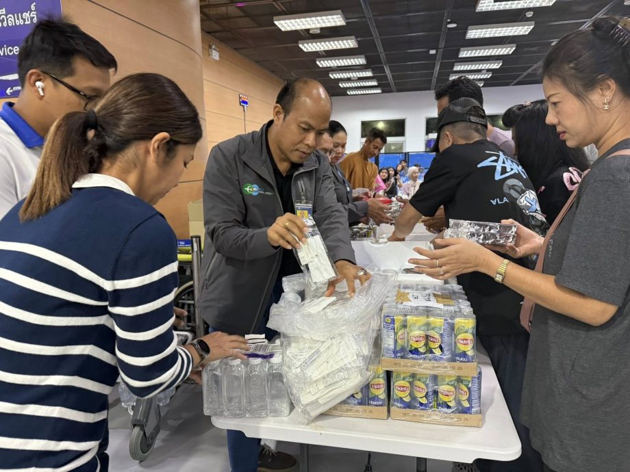 泰国旅游部长下令紧急运送食品和饮用水 助滞留合艾游客