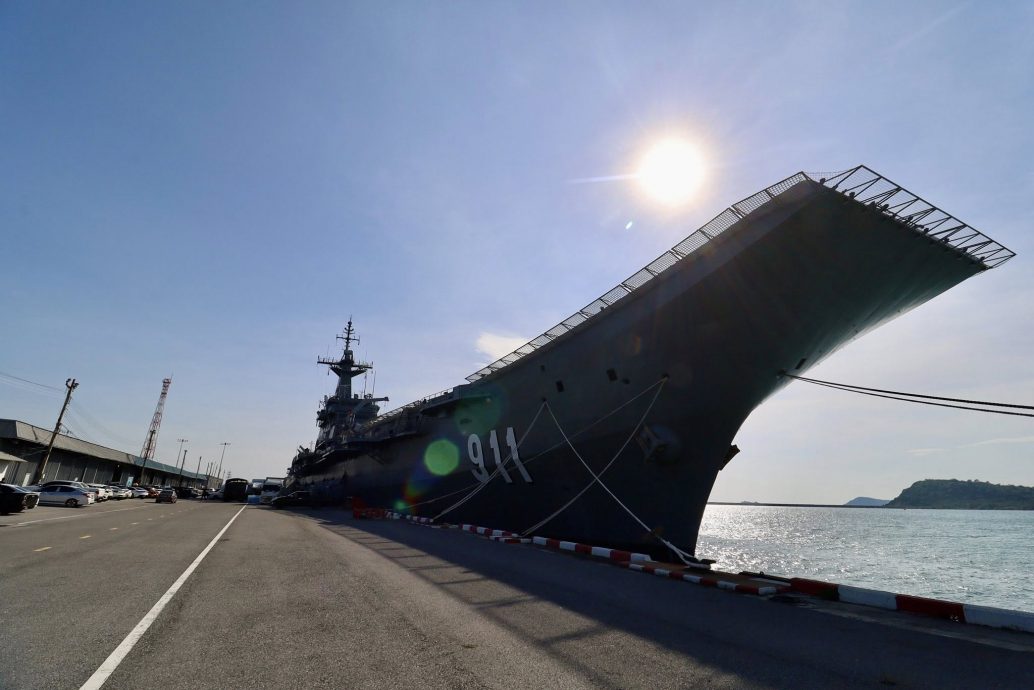 泰国海军派出航母、直升机和特种部队驰援南部水灾