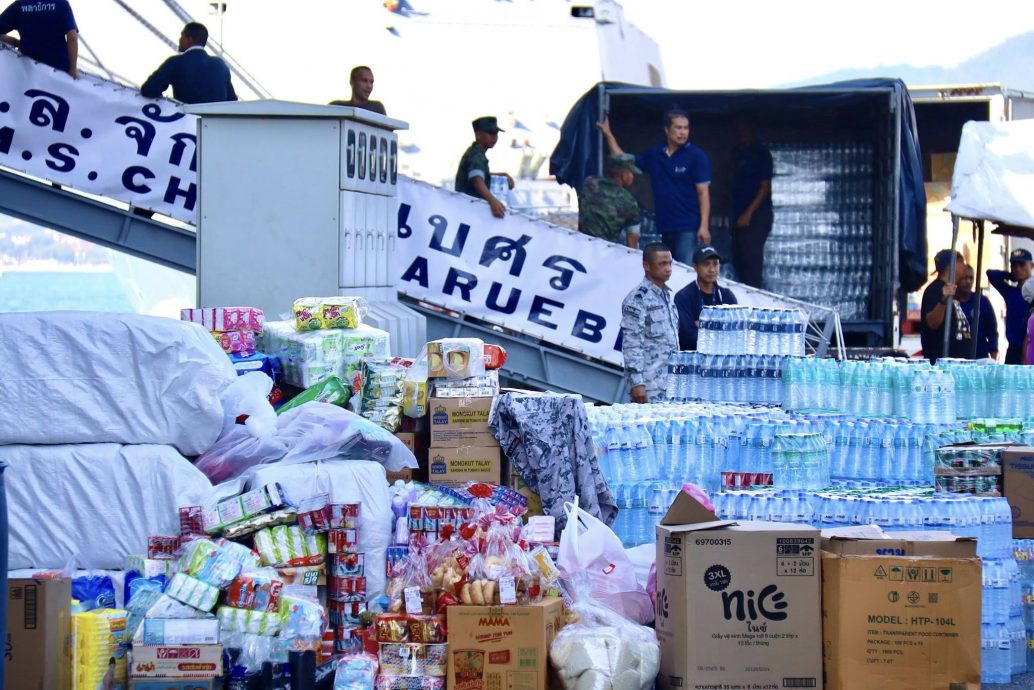 泰国海军派出航母、直升机和特种部队驰援南部水灾