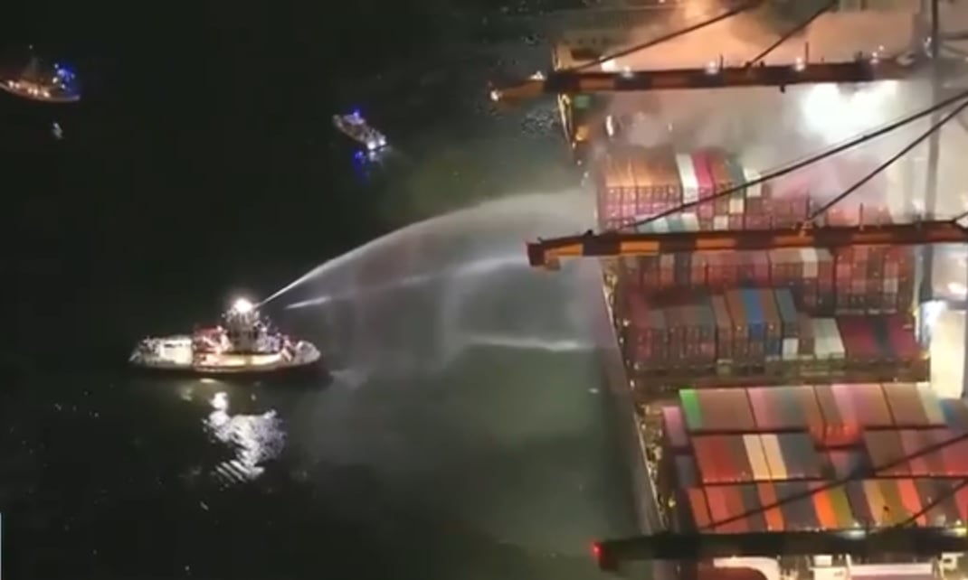 洛杉矶港口货轮起火爆炸 所有船员安全疏散