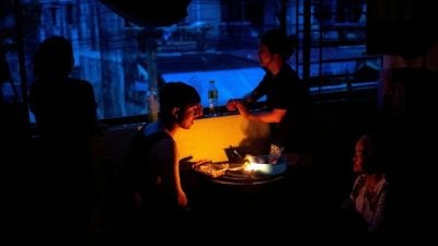 洪水倒灌 泰一家8口“爬上桌子窗台洗衣机”  苦撑48小时才获救