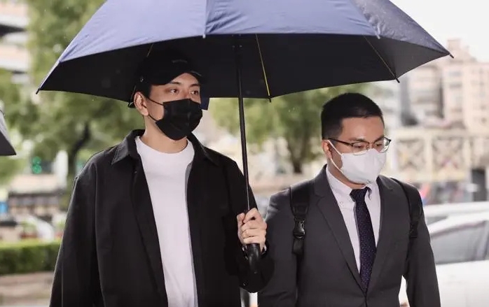 涉伪造文书遭求刑1年 王大陆低调出庭认罪	