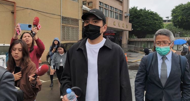 涉伪造文书遭求刑1年 王大陆低调出庭认罪	