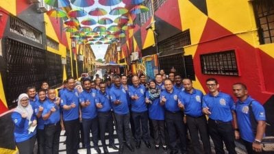 添壁画高挂彩伞　马口后巷华丽变身打卡景点