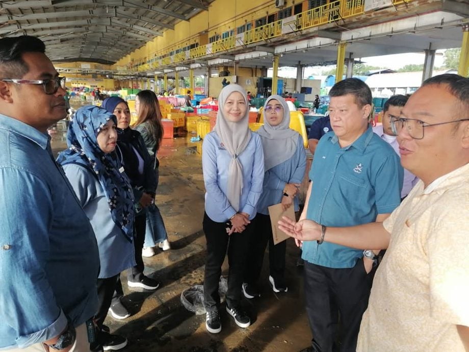 渔获丰收惨遇冰块短缺，逾30公吨海产无法保鲜最终沦为饲料。