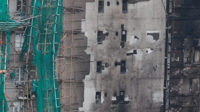 香港五级大火｜担忧未用阻燃物料  市民发现多区公寓楼拆棚网