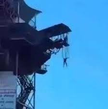 游乐园玩蹦极绳索断开 印度24岁男子坠屋顶重伤