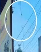 游乐园玩蹦极绳索断开 印度24岁男子坠屋顶重伤