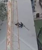 游乐园玩蹦极绳索断开 印度24岁男子坠屋顶重伤