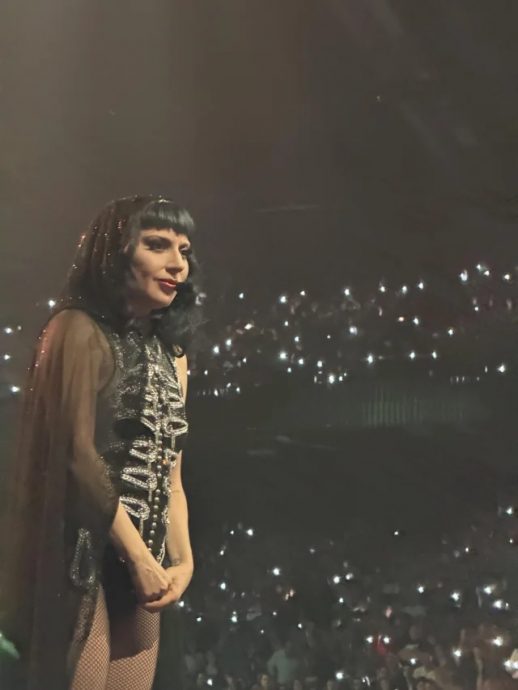 演唱会粉丝晕倒 女神卡卡急喊卡关心