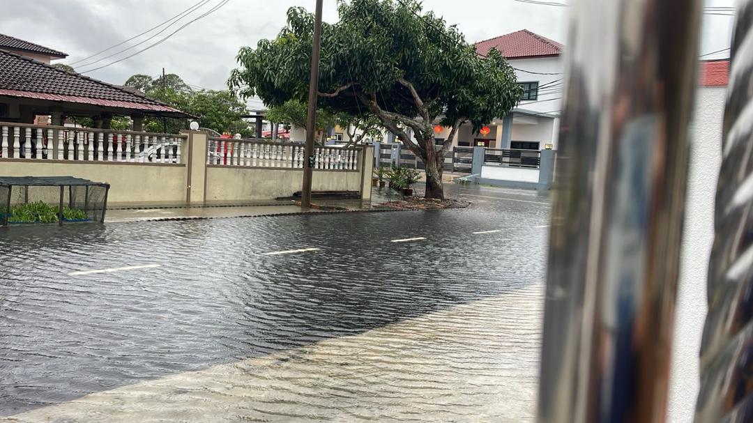 潮水冲破海堤 适耕庄住宅淹水 稻田一片狼藉