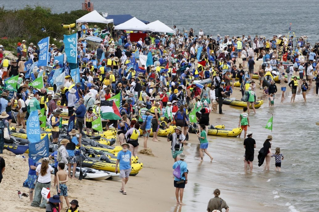 澳洲环保分子划橡皮艇阻止运煤船入港 11人被控