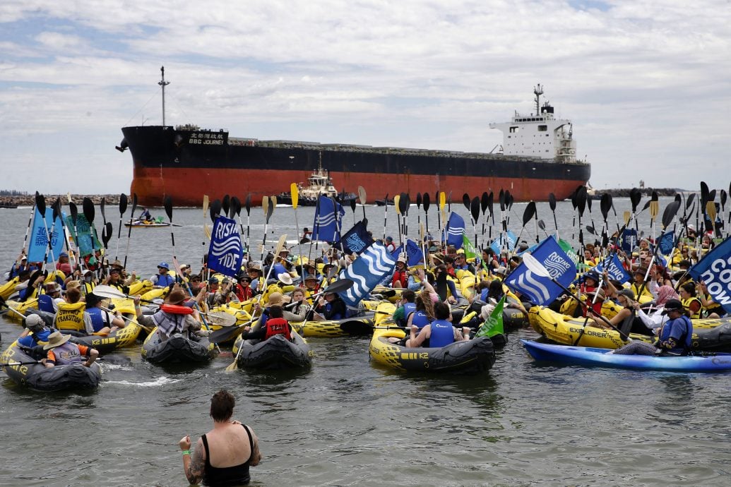 澳洲环保分子划橡皮艇阻止运煤船入港 11人被控