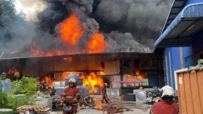 火烧4间布料仓库 6人呼吸困难接受治疗