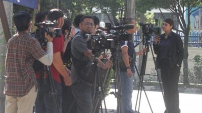 火爆停职女警长再闹事   食档怒怼档主  险大打出手