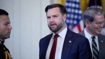 点名“非法移民”害房价飙涨 万斯:3000万人涌入美国