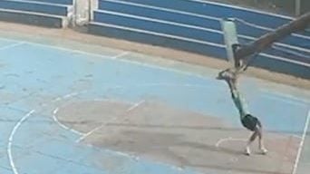 热身跳起拉篮筐 少年惨遭篮球架砸死