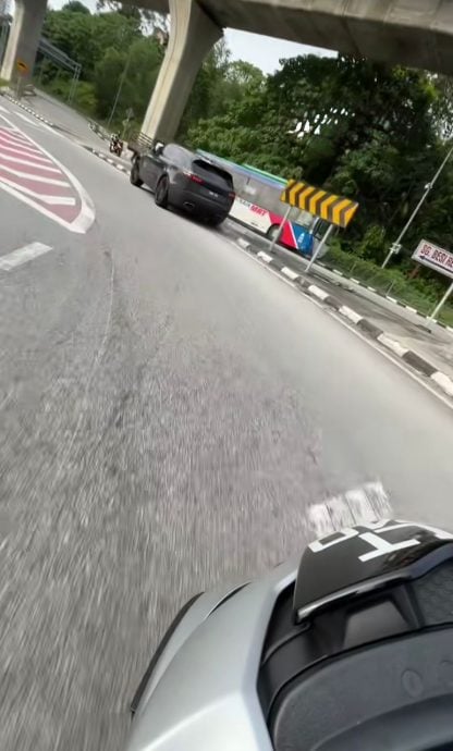 爆胎豪车路上危险行驶 警：司机被捕查是否涉毒或酒驾