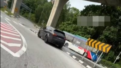 视频 | 爆胎豪车路上危险行驶 警：司机被捕查是否涉毒或酒驾