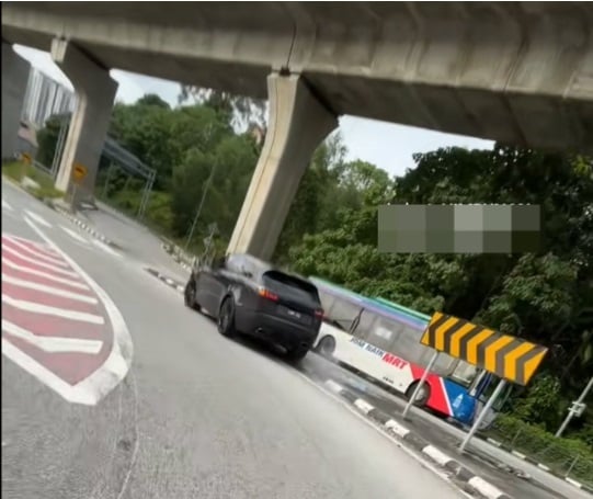 爆胎豪车路上危险行驶 警：司机被捕查是否涉毒或酒驾