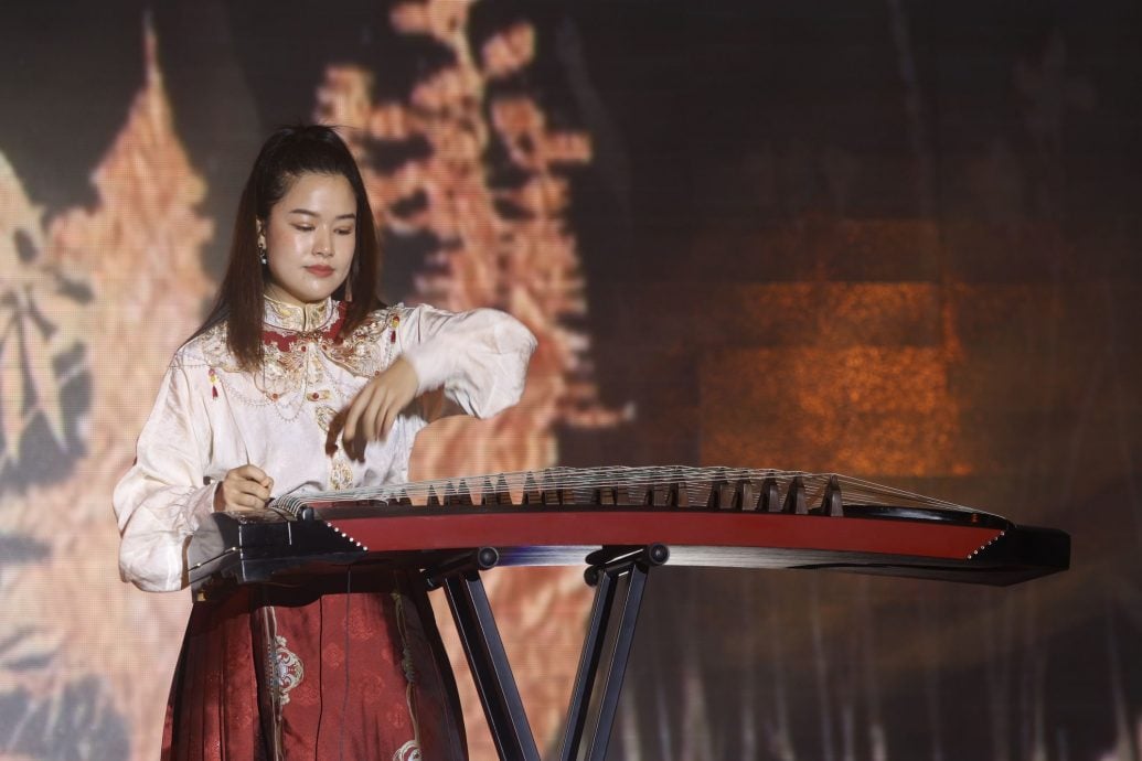 爱华教义演| 8组艺人“解锁技能”热唱 谢采妘即兴跳《大展鸿图》掀高潮