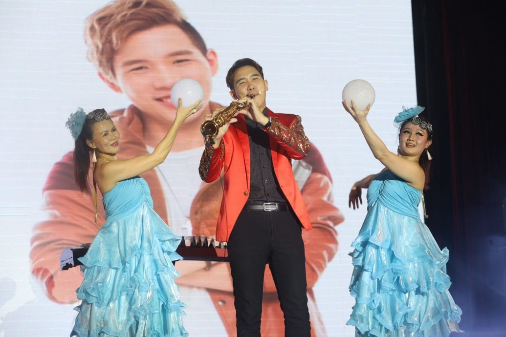 爱华教义演| 8组艺人“解锁技能”热唱 谢采妘即兴跳《大展鸿图》掀高潮