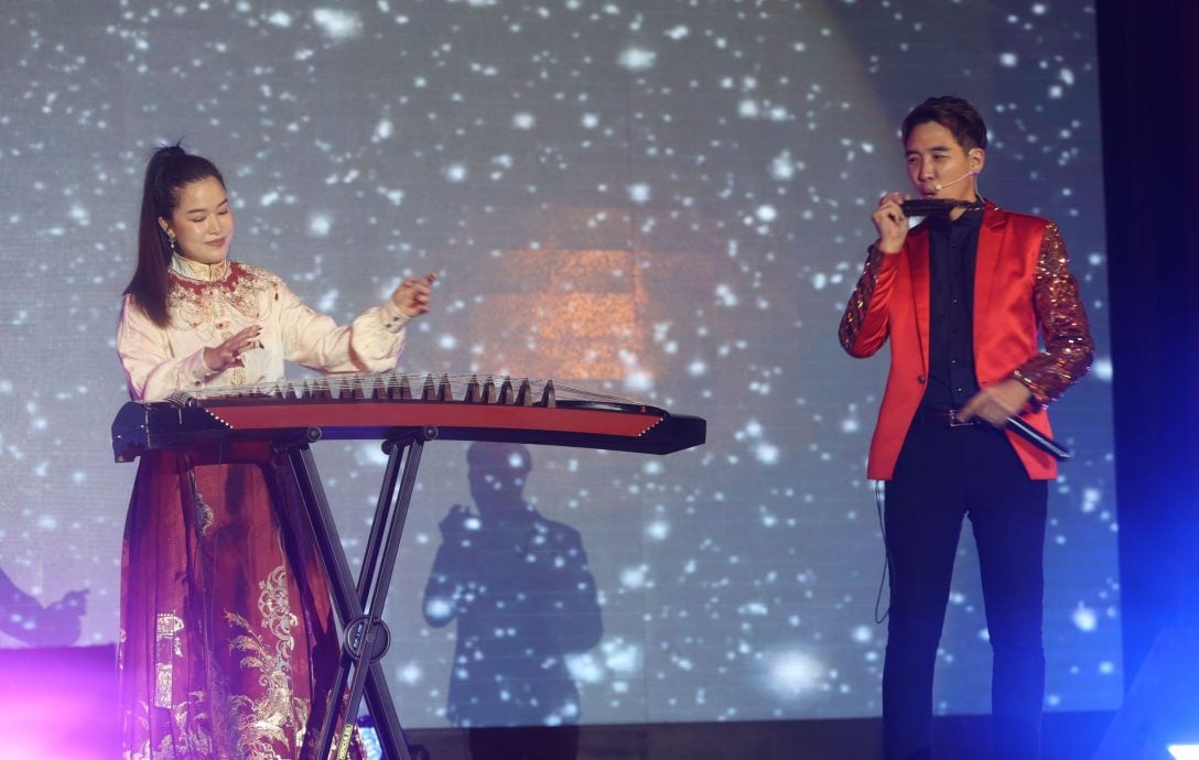 爱华教义演| 8组艺人“解锁技能”热唱 谢采妘即兴跳《大展鸿图》掀高潮