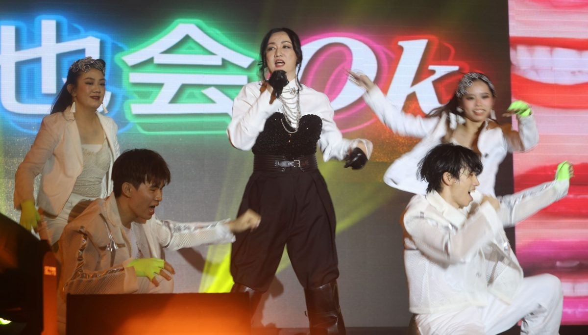 爱华教义演| 8组艺人“解锁技能”热唱 谢采妘即兴跳《大展鸿图》掀高潮