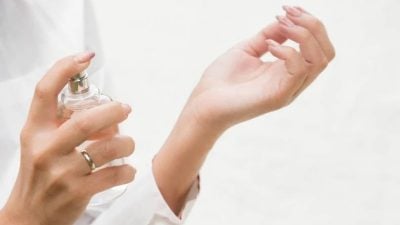 爱美不爱干净 忍1年分手 “她在车上刮腋毛喷香水遮味！”