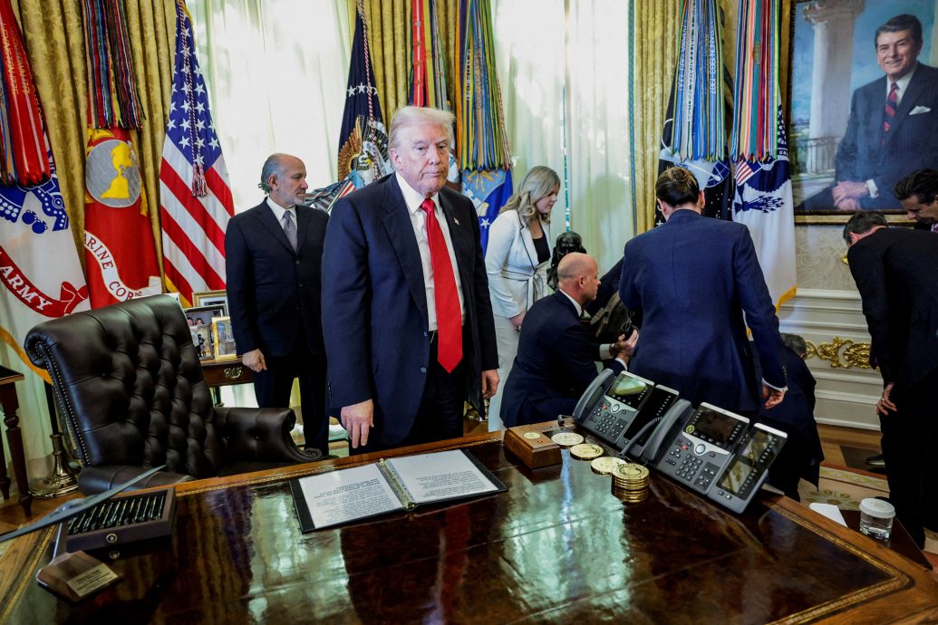 特朗普大砍减肥药价 药厂高层突晕倒中断白宫记者会