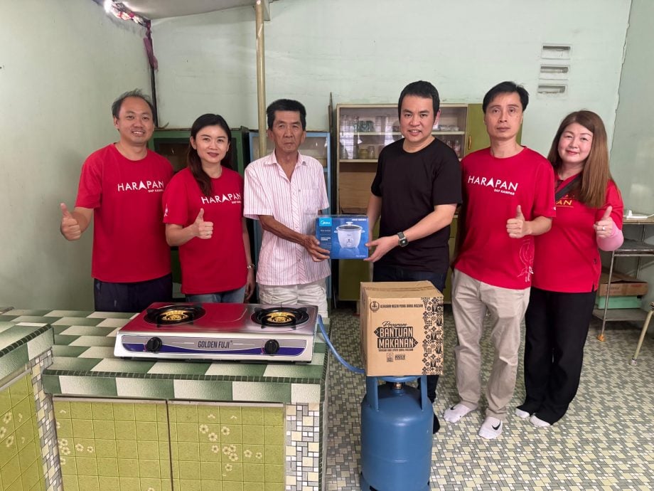 独居长者三餐成问题 金宝国州议员送炊具助煮食