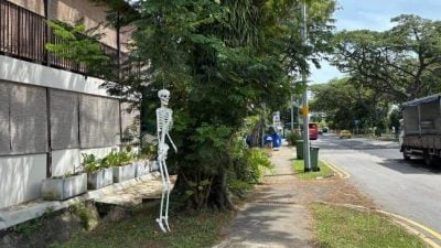 万圣节骷髅头忘记“下班” 居民：太恐怖！