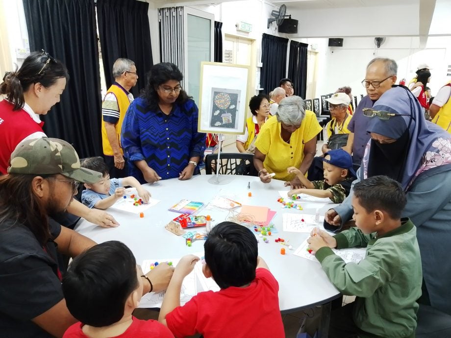 狮子会进行慈善访问