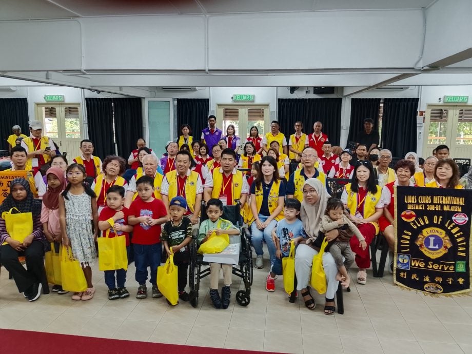 狮子会进行慈善访问