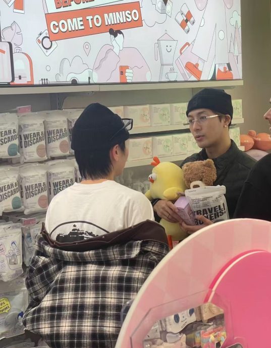 王嘉尔巴黎逛街买内裤 穿何尺码全世界皆知