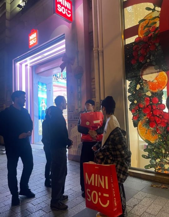 王嘉尔巴黎逛街买内裤 穿何尺码全世界皆知