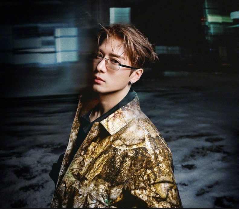 王嘉尔巴黎逛街买内裤 穿何尺码全世界皆知