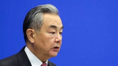 王毅与英外长通话  指对杂音干扰要保持清醒头脑