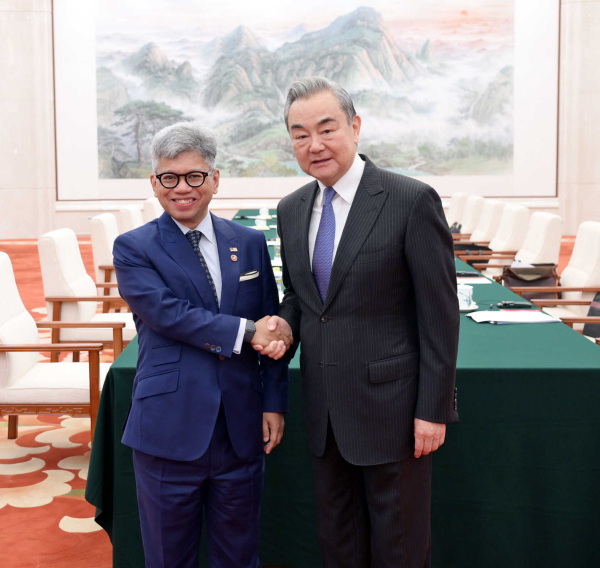 王毅指中马要维护二战胜利成果 不允许任何人开历史倒车