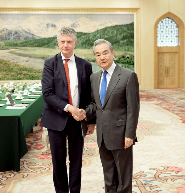 王毅阐述中国在涉日问题立场 冀英国坚守一中原则