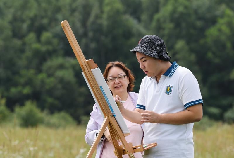 用色大胆有创意 自闭青年画出人生色彩