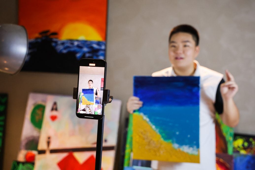 用色大胆有创意 自闭青年画出人生色彩