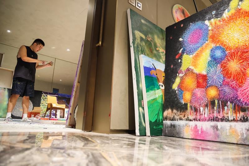 用色大胆有创意 自闭青年画出人生色彩