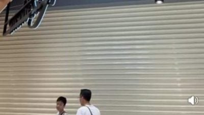 电子烟虚惊火警 防火闸自动关闭 吓坏人