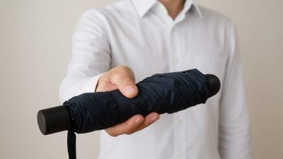 男子买车坠销售话术陷阱   承诺“豪礼多多”只有一把伞！