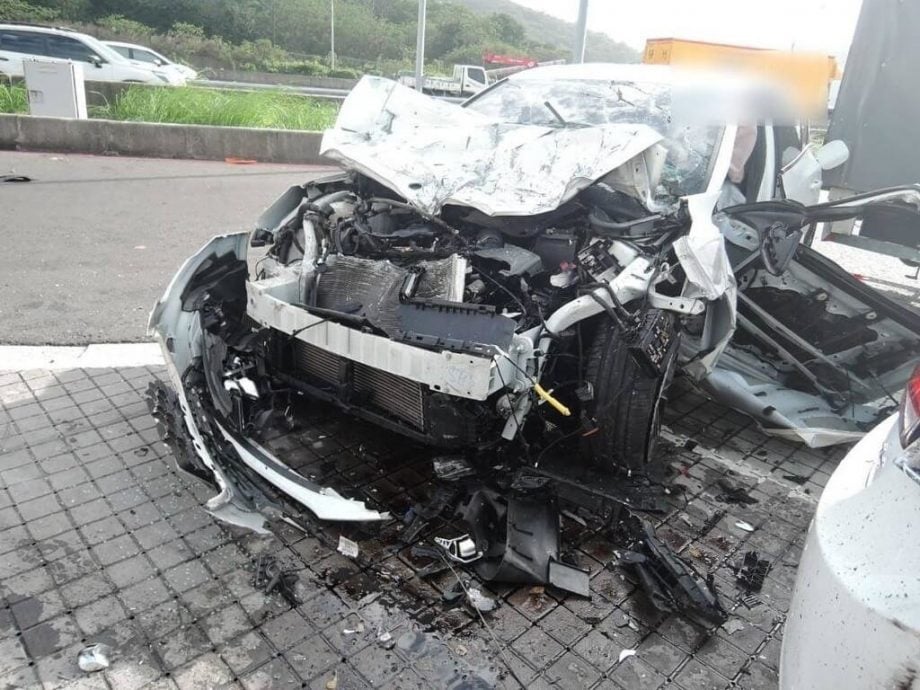 疑使用辅助驾驶系统 电动车司机休息站连撞5车