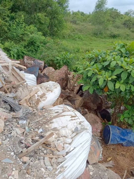 疑化学废料致多头牛亡 环境局采集样本化验