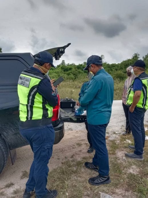 疑化学废料致多头牛亡 环境局采集样本化验