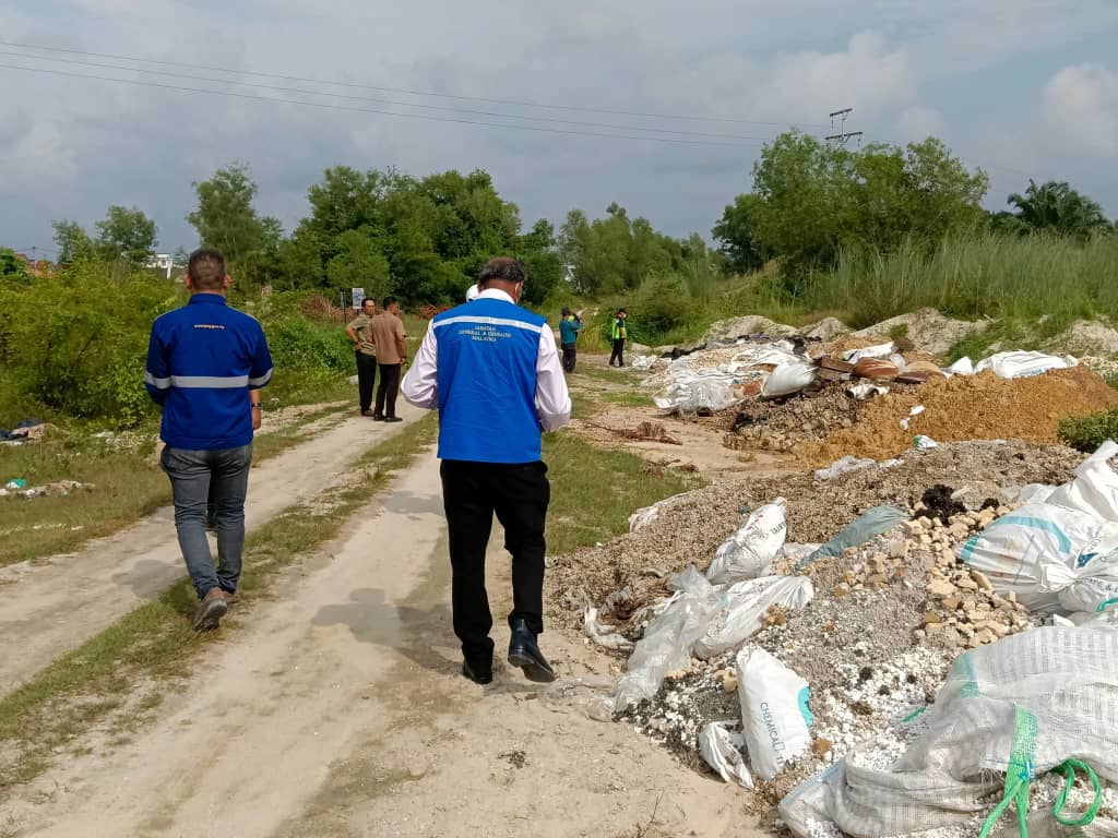 疑化学废料致多头牛亡 环境局采集样本化验