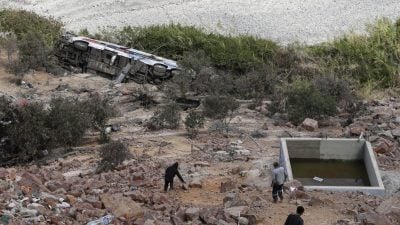 秘鲁巴士与卡车相撞坠谷 至少37死24伤